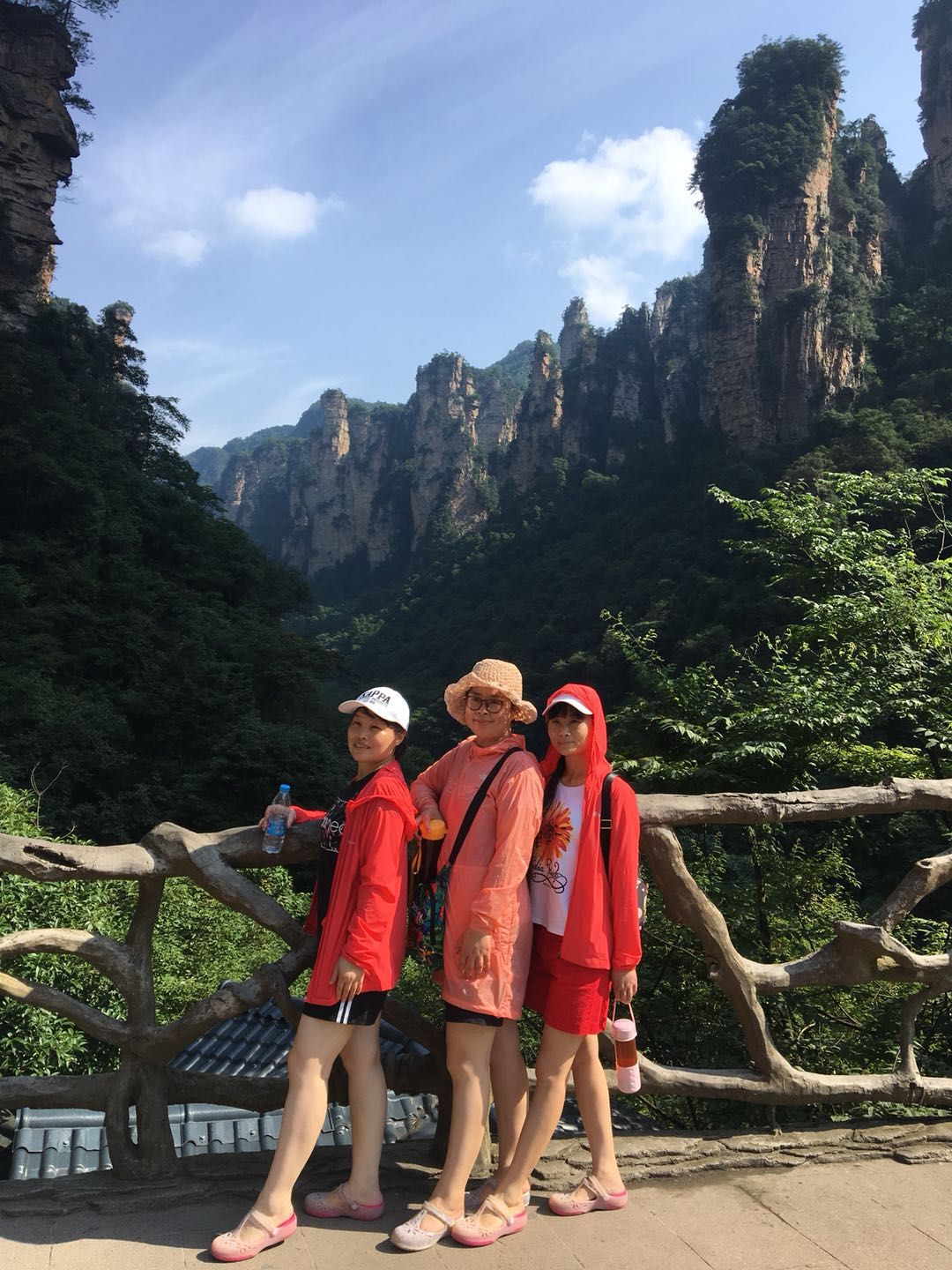 我公司组织员工湖南亲子游，放松心情，增强公司凝聚力