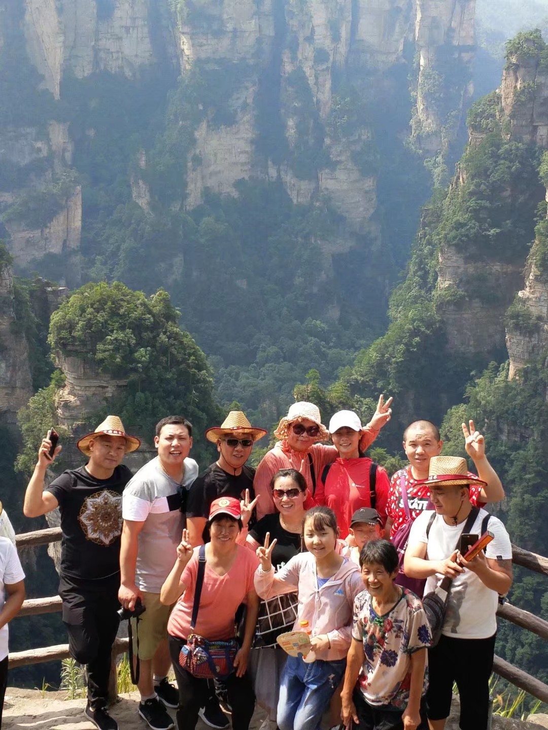 我公司组织员工湖南亲子游，放松心情，增强公司凝聚力