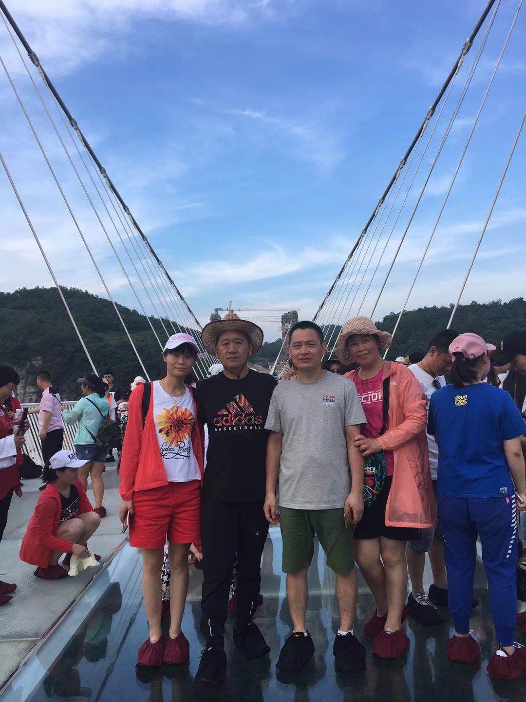 我公司组织员工湖南亲子游，放松心情，增强公司凝聚力